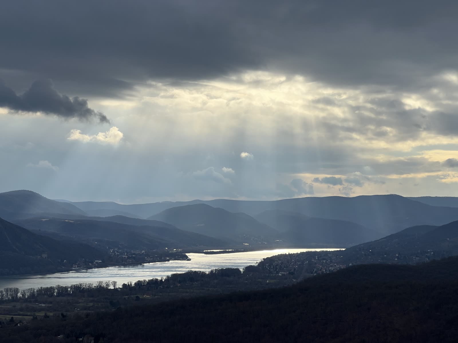 A Dunakanyar panorámája, fénysugarak a felhők között