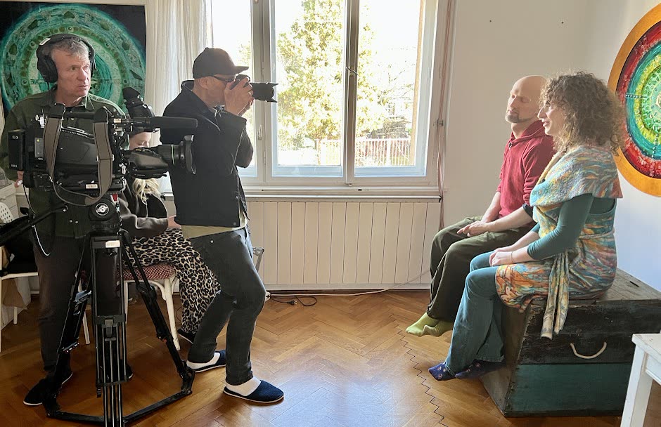 Forgatás a Zuzorkában: nagy kamera, két szereplő az ablaknál és üvegfestmények