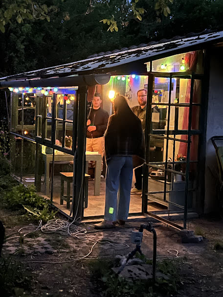 Esti forgatás a kivilágított üvegházban